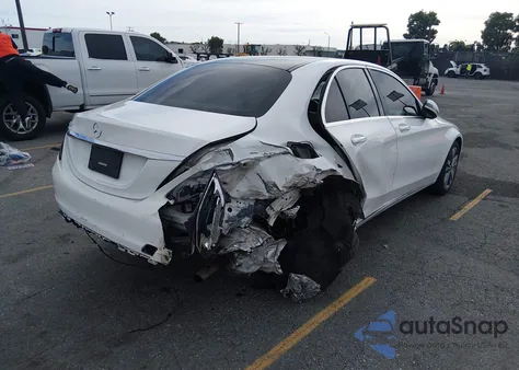 2017 Mercedes-Benz C 300 z USA, uszkodzony, nr VIN 55SWF4JB0HU220637